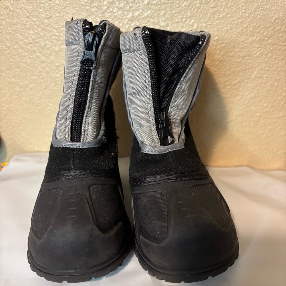 Itasca Black and Gray Leather Kid’s Snow Boots size 10